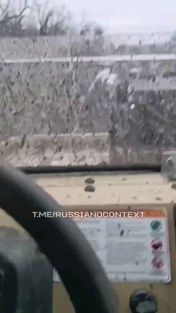 中国製のバギーに乗ったロシア兵が、破壊されたロシアの装備や車両の前を通り過ぎていく。 2025年1月