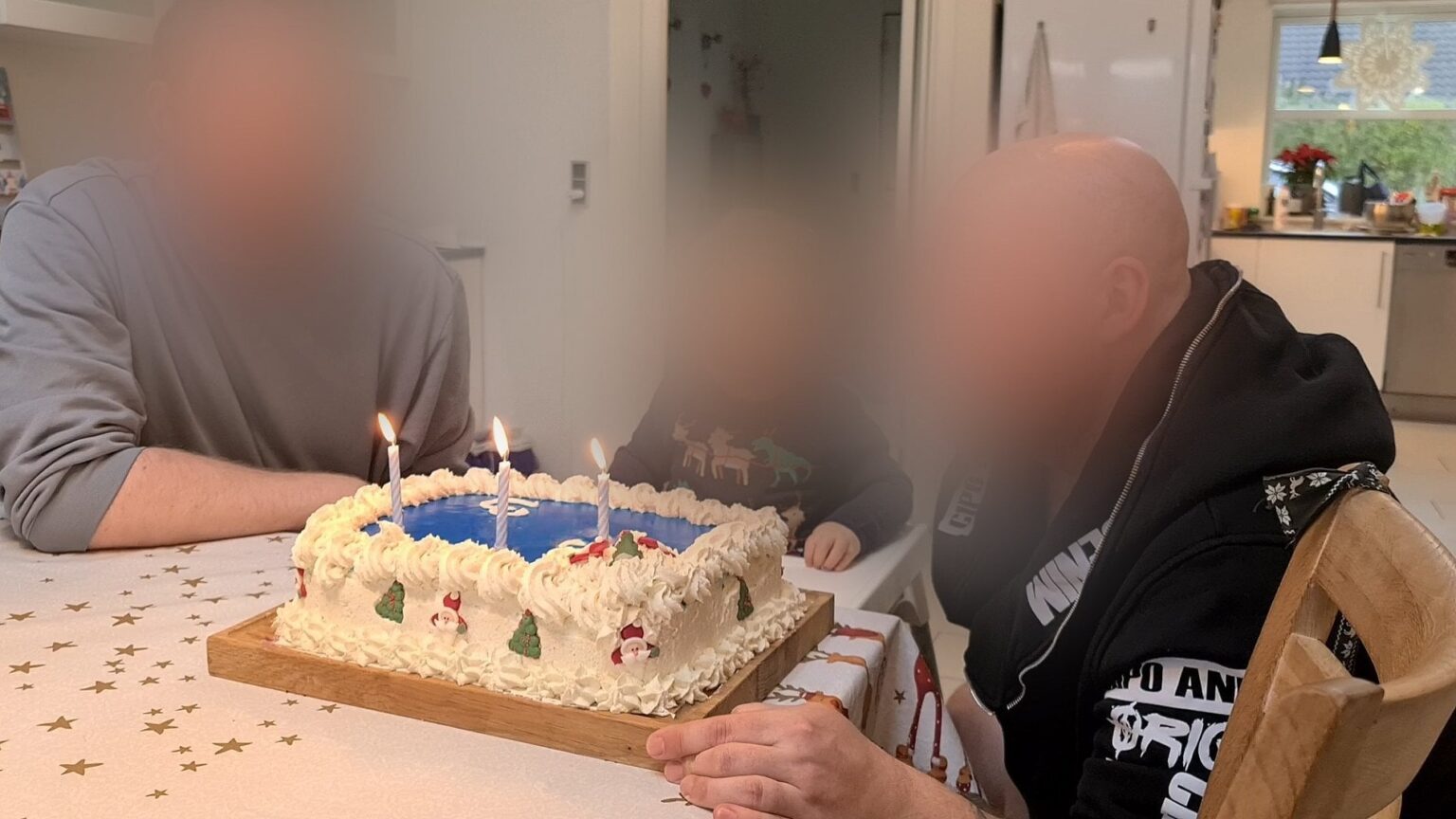 養親は何度も裁判所に出廷しなければならない： - 精神的に疲れる