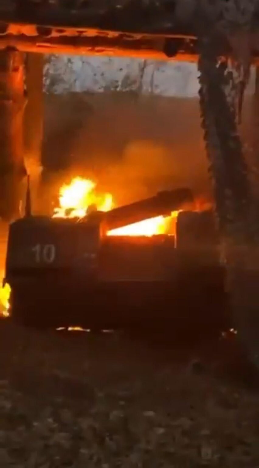 東部戦線クルスク州の塹壕陣地で破壊され炎上したロシアのBTR-D装甲兵員輸送車(APC)。