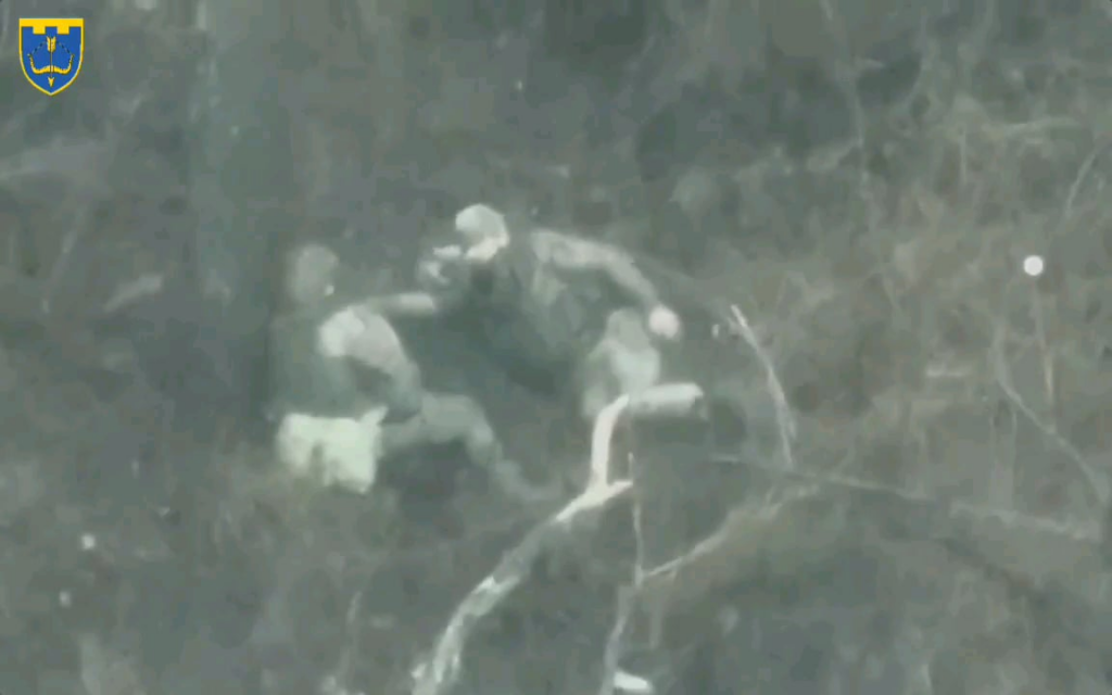 ルハンシク地方で第118個別領土防衛旅団の兵士と銃撃戦をするロシア人2人。坂道に隠れて頭を上げすぎてぶつかってしまう。