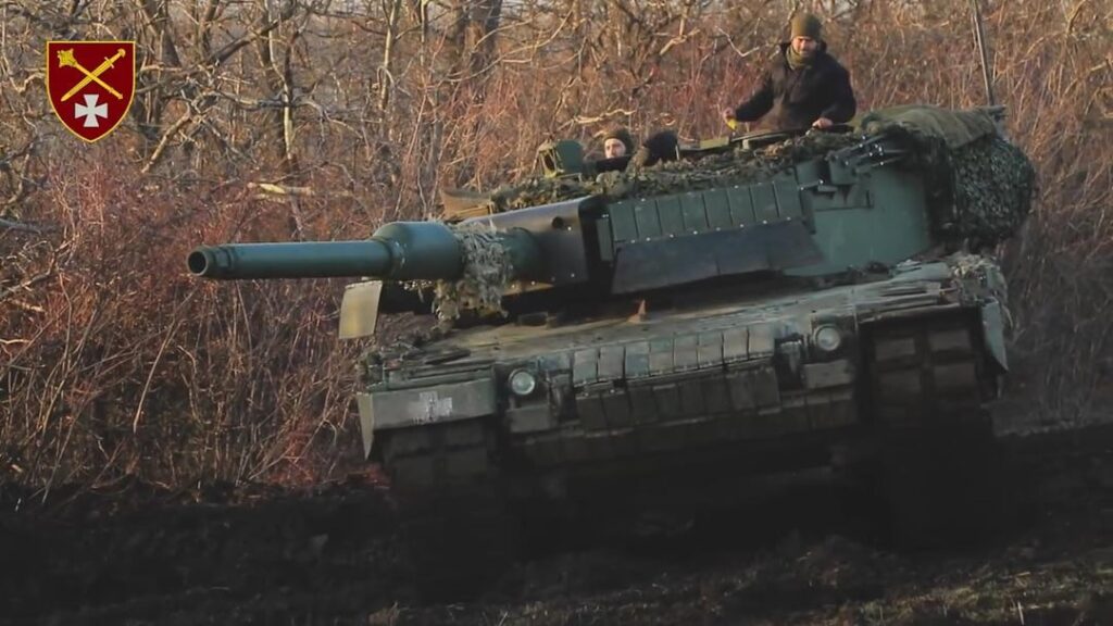 ウクライナ軍の第 155 独立機械化旅団所属の、K-1 爆発性反応装甲 (ERA) と折りたたみ対ドローン ケージを備えた Leopard-2A4V 主力戦車 (MBT)。