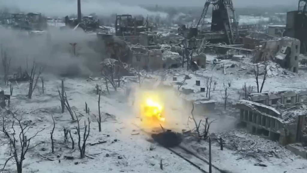ウクライナ戦車は、ドネツク地域のクリムスコーにある近くのロシア歩兵での火災 -  2025年1月