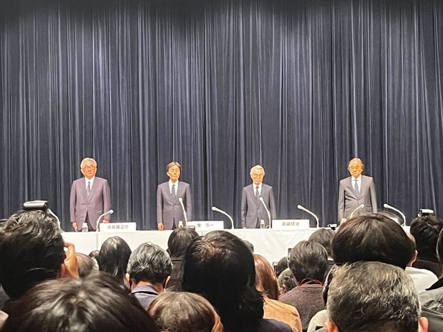 フジテレビ“フルオープン記者会見”開始　争点は港社長ら幹部と日枝相談役の進退、民放キー局との関わり　← 実話がフルオープン言うから全裸会見と思ったじゃないか！