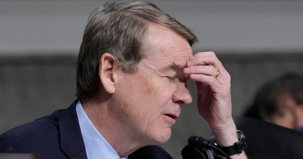 上院議員はRFK Jr.に裂けています - そして彼に彼が陰謀理論を広めたことを認めさせます