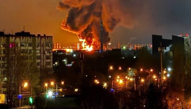 ロシアのエンゲルス飛行場の燃料庫がドローン攻撃で炎上