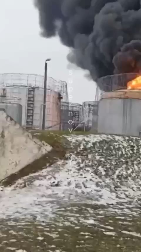 昨日からのウクライナの無人機攻撃の後、ロシアのリスキで火災が依然として激しく燃え続けている