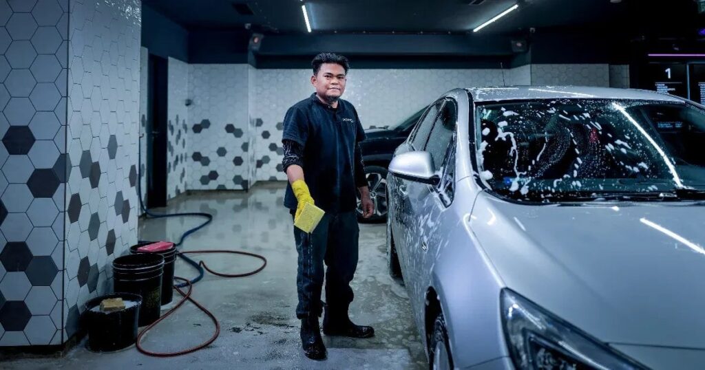 ハンガリー人の応募者 10 人に 1 人が採用されるため、彼らはフィリピン人と協力してブダペストの洗車場でドライバーの信頼を築いています。 ハンガリー人の応募者 10 人に 1 人が採用されるため、彼らはフィリピン人と協力してブダペストの洗車場でドライバーの信頼を築いています。