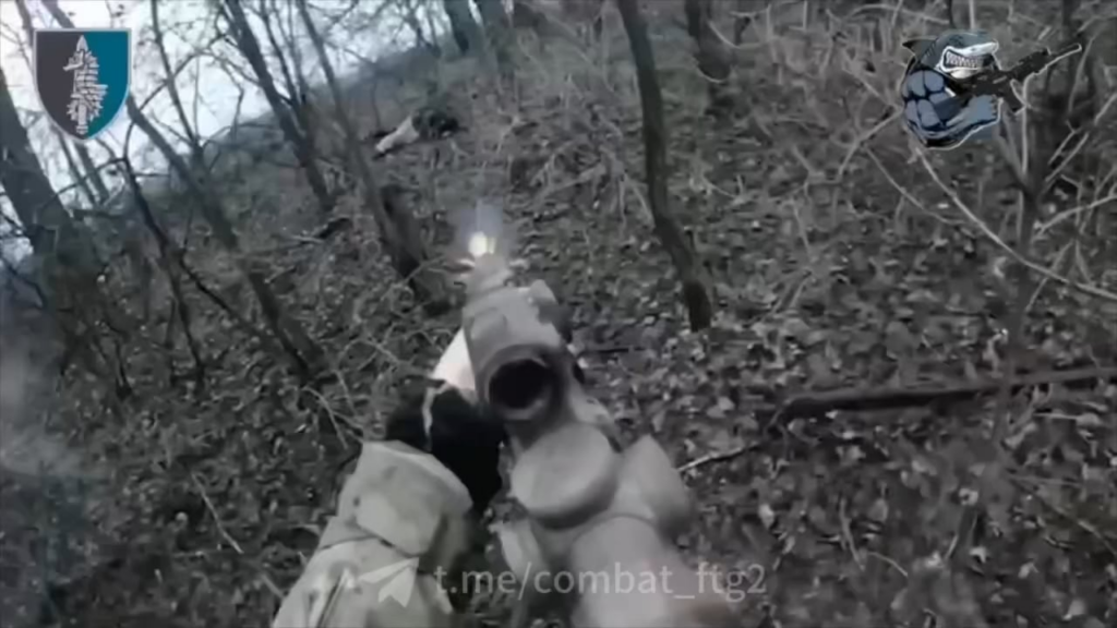 第73海軍特殊部隊ユニットからの兵士は、クルスク地域のクルグレンケ村の近くでロシアの職位を攻撃して清掃しています