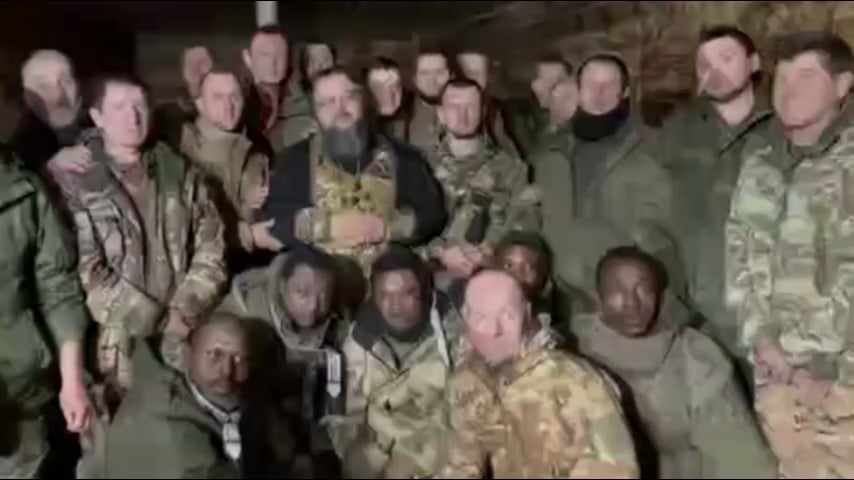 ロシアの司祭が、ウクライナ軍陣地への肉弾攻撃に出発する前に老人と外国人傭兵を祝福