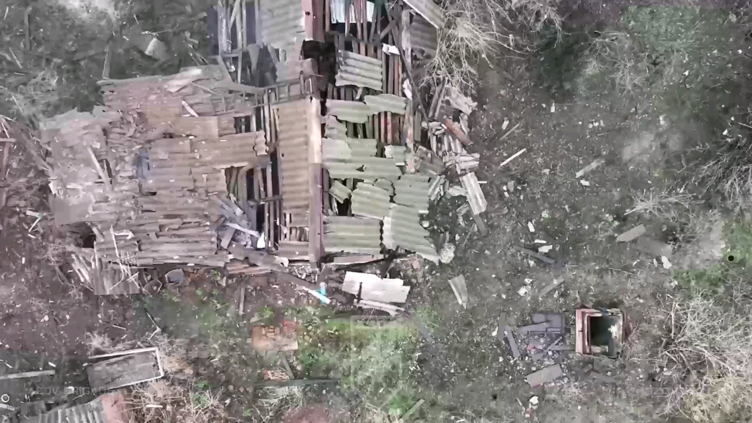 非常識かつ残忍な映像：ウクライナ第12アゾフ旅団は、無人機と戦車の助けを借りて、トレツク方向へのロシアの攻撃を撃退した。 2025年1月 [6 min long, NSFW!]