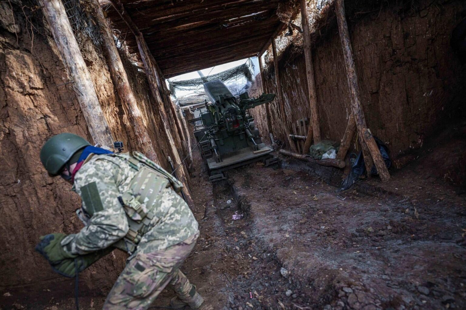 ウクライナ軍からの「2S22 Bohdana」（155mm）の自走式how弾砲（SPH）の発射位置 - 最前線。