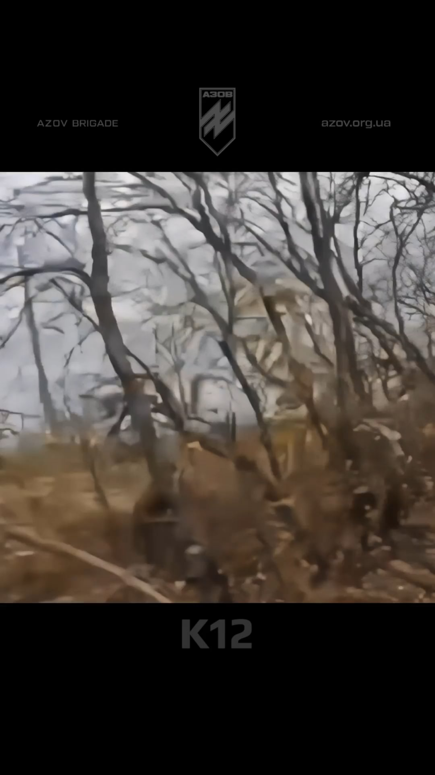 2人のウクライナ兵士がロシアの兵士に忍び寄って、彼に気付かずに彼を排除します。彼らはビデオの最後にMK19を使用します。