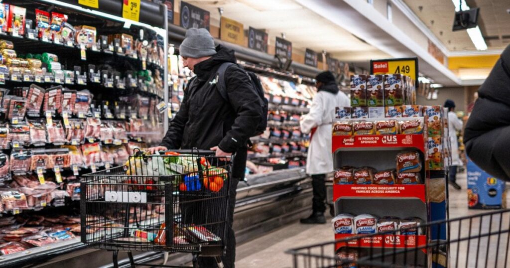 民主党は食料価格を「直ちに」引き下げるという約束を果たさなかったとしてトランプ大統領を非難