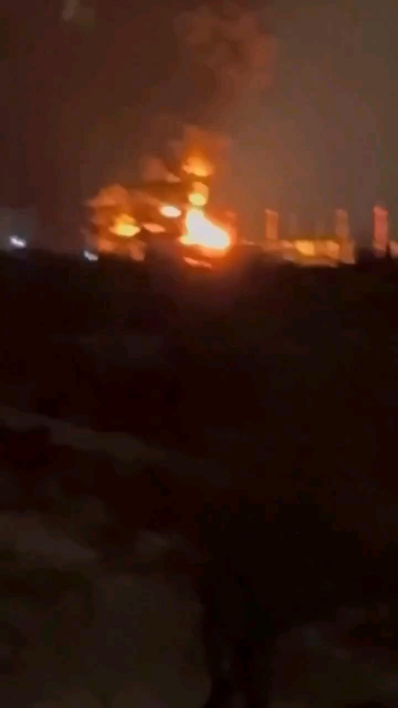 エンゲルスにあるロシアの石油貯蔵所は、ウクライナの無人機攻撃から5日目にわたって火災に見舞われた。 2025年1月