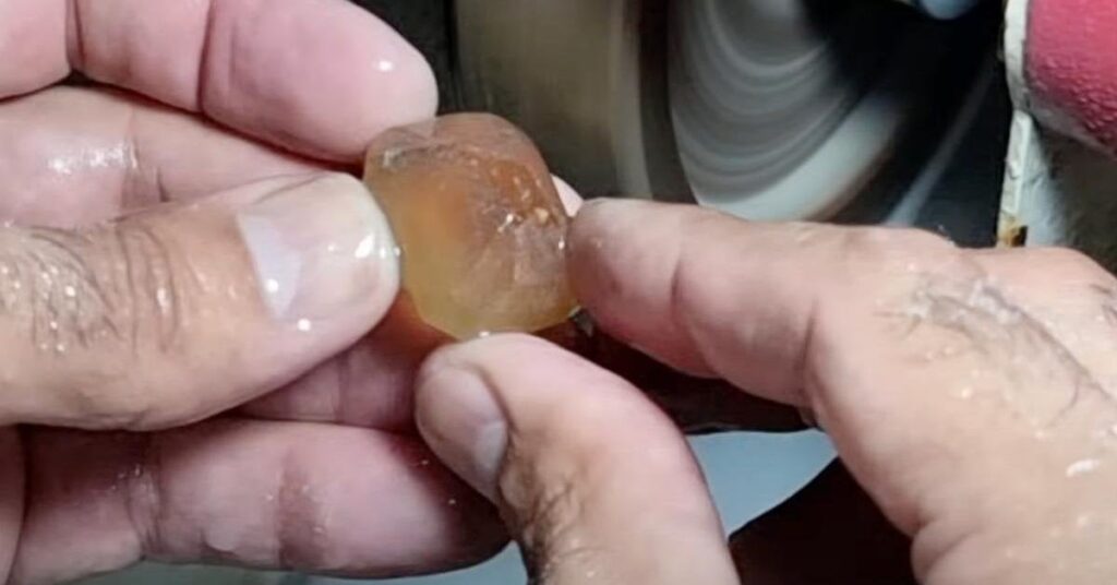 「どうしてこうなるんだ？」 道端で拾った石を研磨 →あらわれた“ピカピカの宝石”に222万回再生の驚がく【海外】