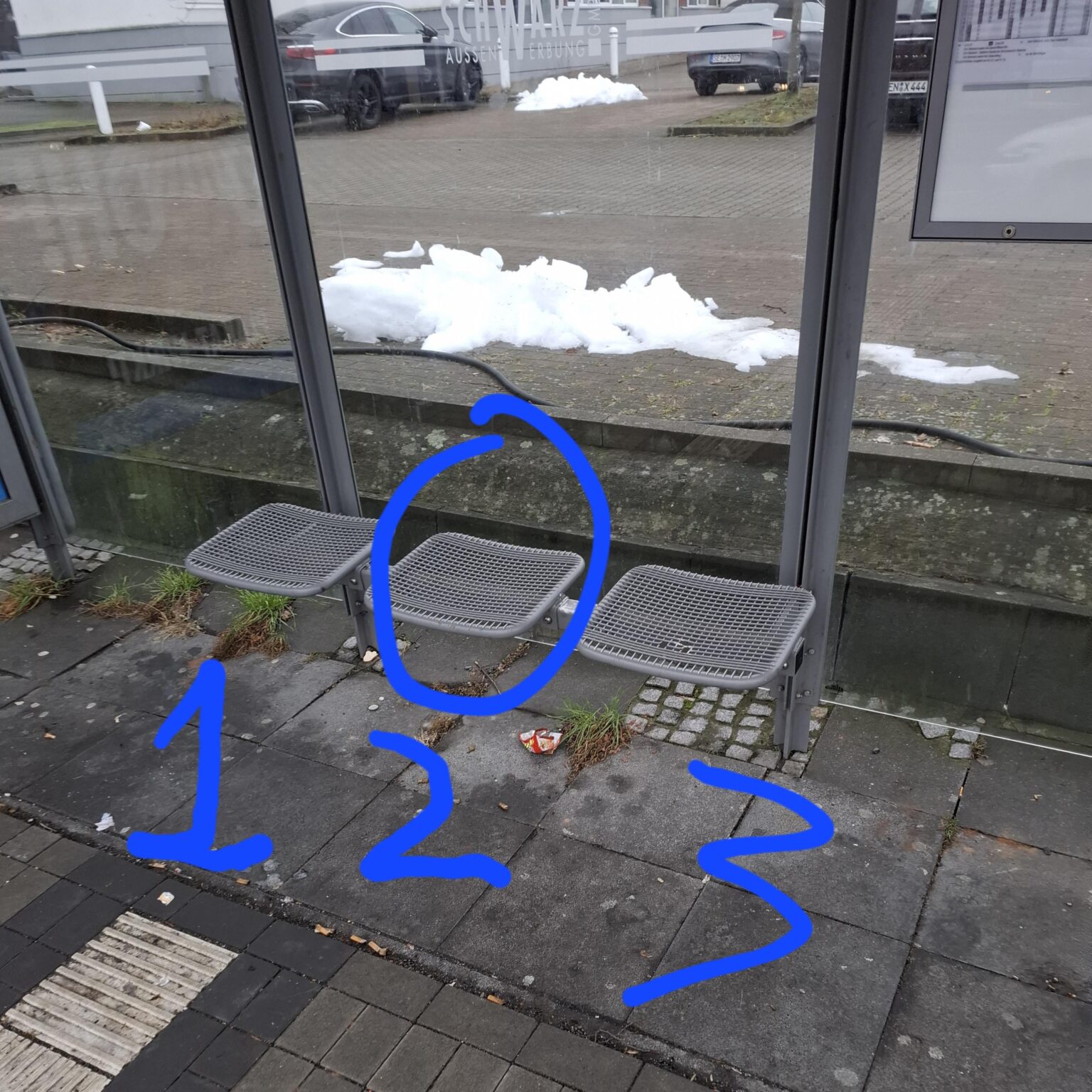 空いている3席の真ん中に座るのはドイツ風なのでしょうか? 空いている3席の真ん中に座るのはドイツ風なのでしょうか?