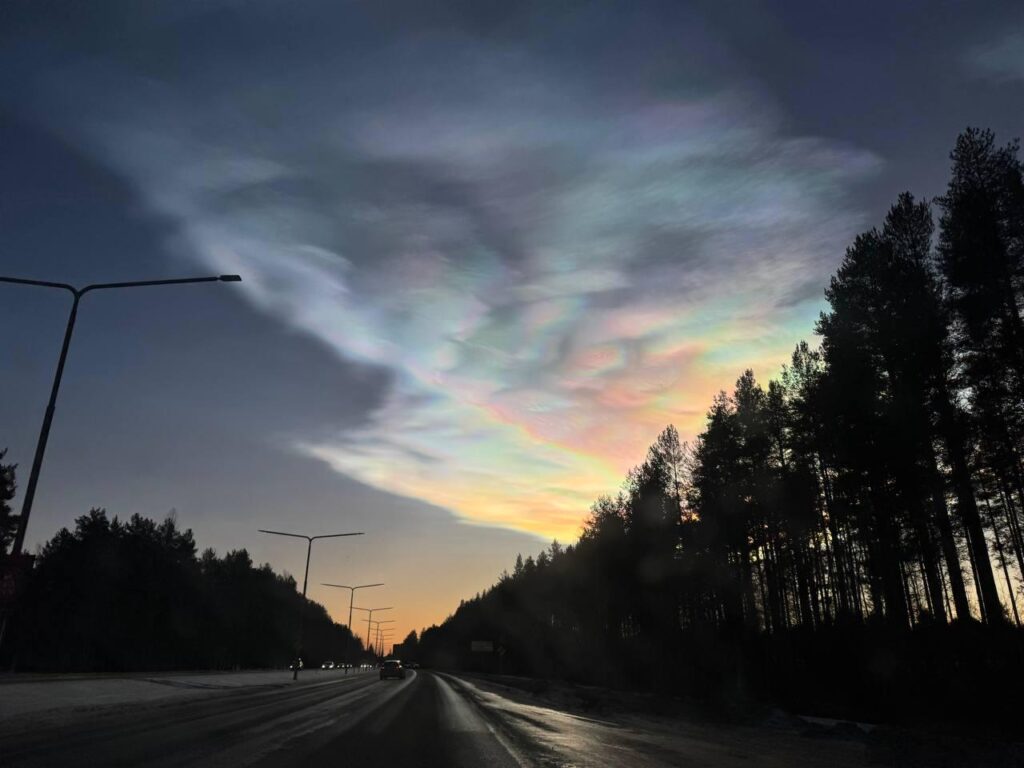 ヨエンスーのカラフルな雲