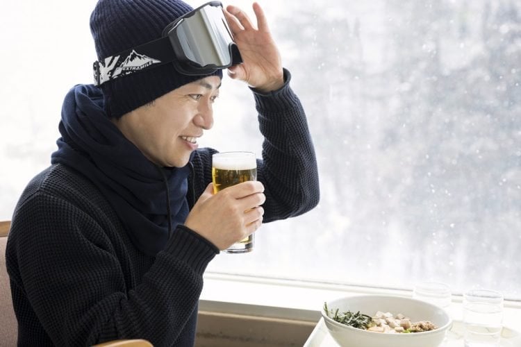 スキー場での飲酒は“マナー違反”か否か 「レストハウスで売っている」「酔った状態での滑走は危険」…将来的には「場内全面飲酒禁止」もあり得るのか