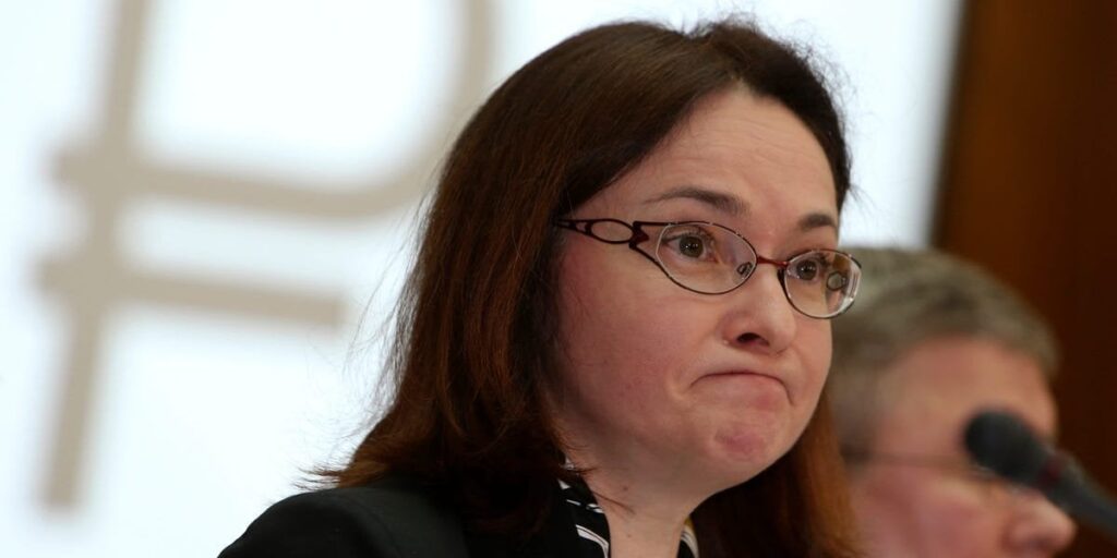 ロシア人は経済に非常に神経質になっているため、中央銀行は電報に預金凍結の噂を否定するよう求めた