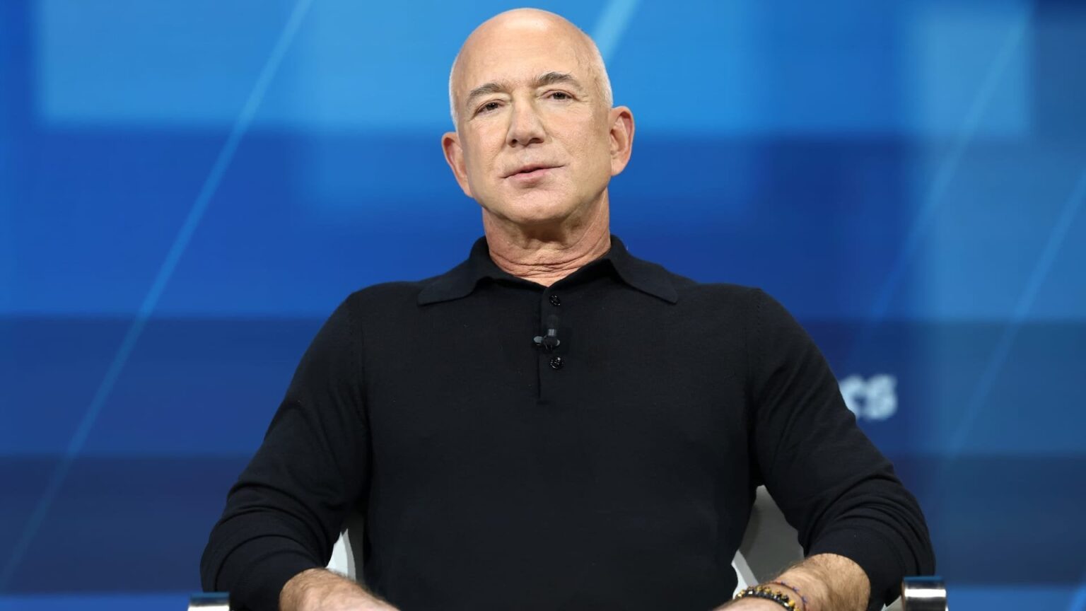 ベゾス氏がトランプ氏の民主主義への脅威を可能にする、ウォッシュポーのコラムニストが辞任時に語る