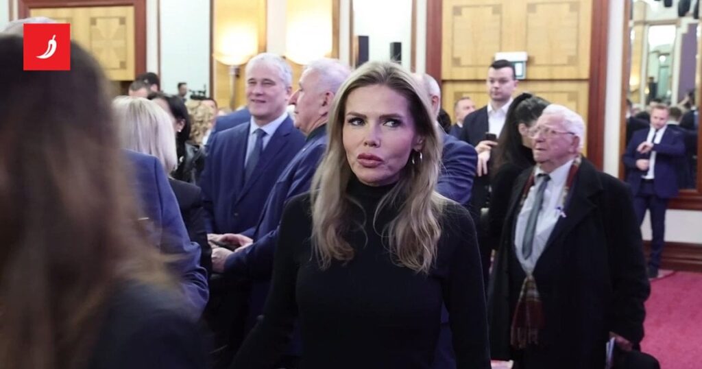 警察が沿海州本部に HDZ メンバーを迎えに来た。彼女は刑務所に行かなければならない。彼女は自分自身に鍵をかけた