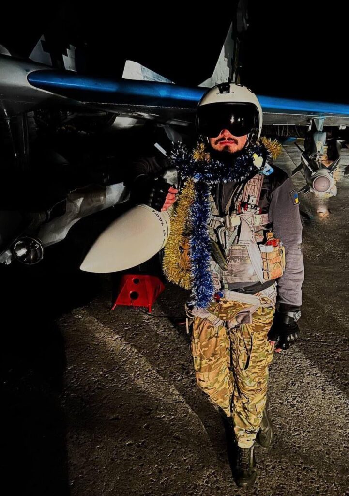 ウクライナ空軍からの、空対空ミサイルを満載したミコヤン MiG-29「フルクラム」多用途ジェット戦闘機のパイロット – 昨夜の写真。