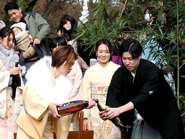鯉にお酒を呑まして放流