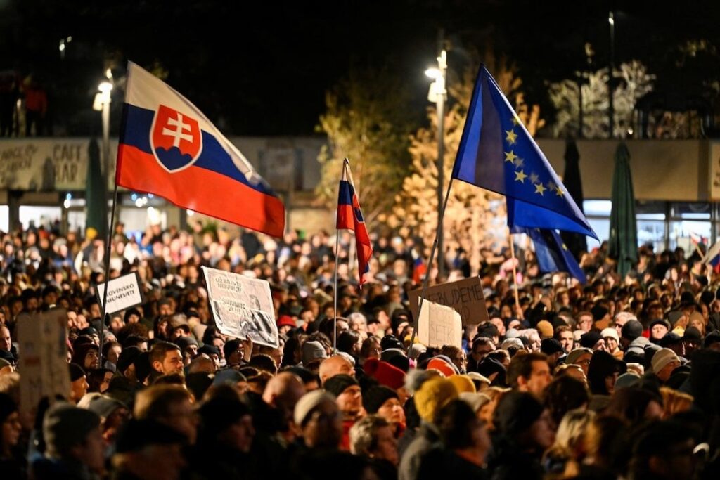 #速報 🇸🇰 スロバキア野党は数日以内にロバート・フィコ政権に対する不信任案を提出するために団結すると発表した。