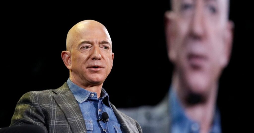 ジェフ・ベゾス率いるメディア企業がトランプ大統領の指輪にキス…再び