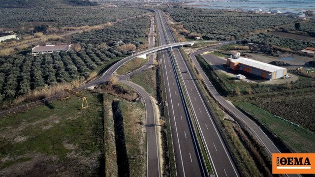 男はイオニアの道で妻を忘れて、通行料を手伝ってもらいました