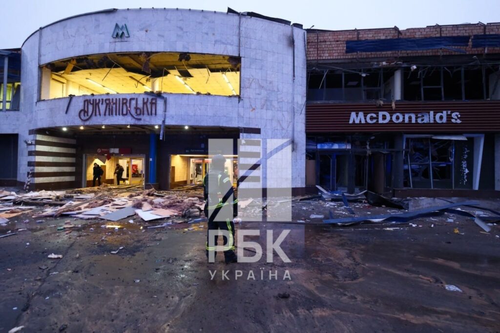 キエフに最初にオープンしたマクドナルドは、今朝のロシアによる同市への攻撃で被害を受けた。マクドナルド・ウクライナによると、スタッフに怪我はなかった。