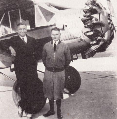 1932年6月に購入したベランカCH-300ペースメーカー機の前に立つリトアニア人のパイロット、ステポナス・ダリウスとステイシス・ギレナス。彼らはそれを再建して「リトアニカ」と名付け、1933年7月にニューヨークからリトアニアへの飛行を試みた。 。彼らはカウナスの636km手前で死亡事故を起こした。
