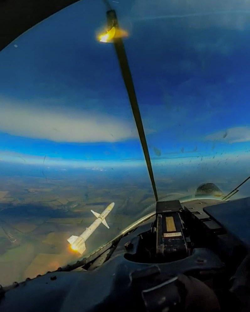 ウクライナ空軍のミコヤン MiG-29「フルクラム」多用途戦闘機から、東部戦線のロシアのレーダー位置に向けて米国供給のAGM-88 HARMを発射しているパイロットの眺めの写真。