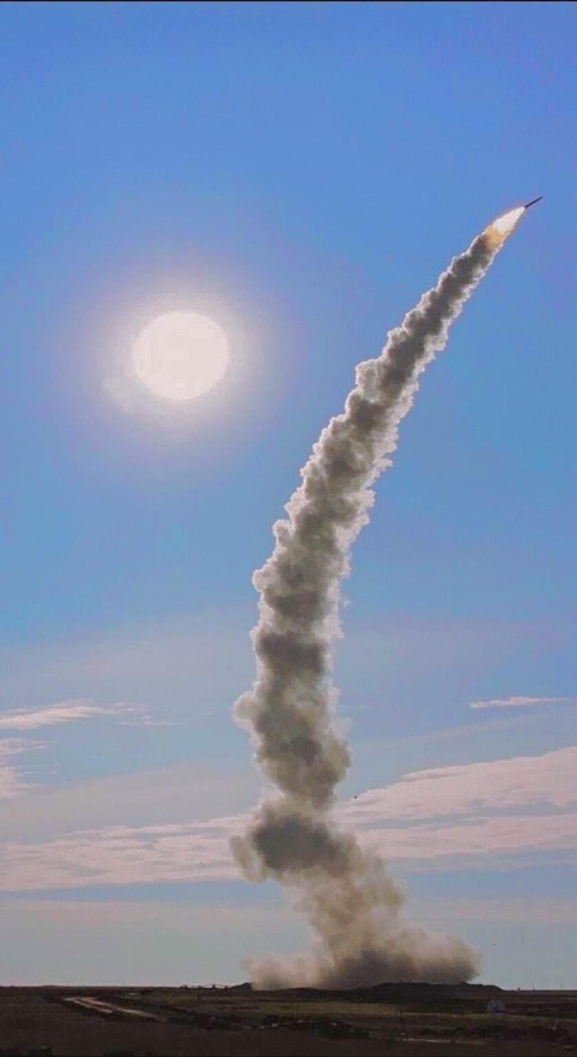 ウクライナ空軍のS-300長距離地対空ミサイルが東部戦線上空に上昇し、ロシアの目標に向けて発射された。