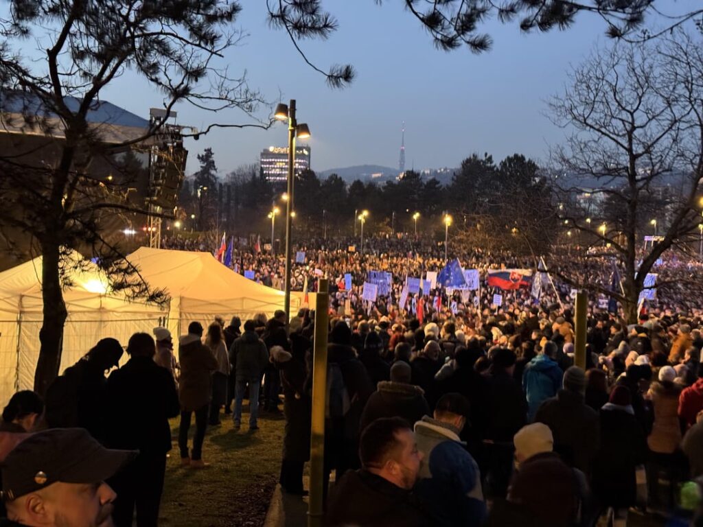 スロバキアのブラチスラバでの反ficoとプロウクライナの抗議