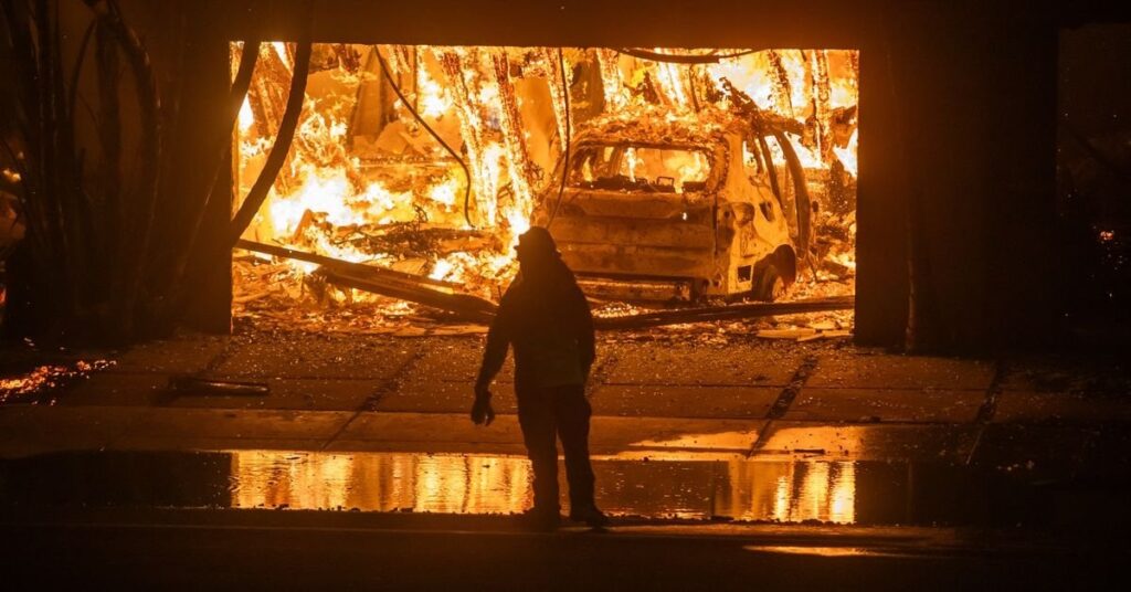 ロサンゼルス地域で山火事が猛威を振るう中、イーロン・マスクとドナルド・トランプが偽情報を拡散