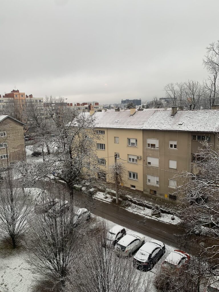 今日のZgでは雪が降りました