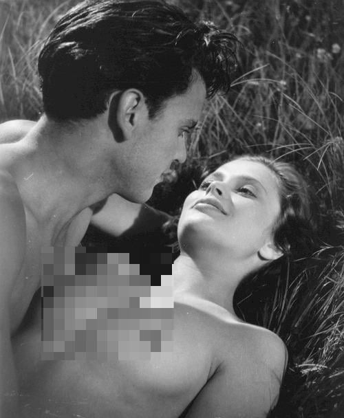 スウェーデン映画『彼女は夏に踊った』が初公開され、世界的に大成功を収めた。この写真では、ウラ・ヤコブソンとフォルケ・サンクイストが古典的なヌードシーンを演じています。