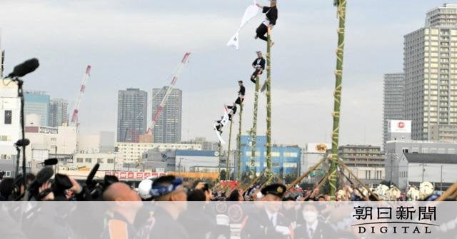 新春の消防出初め式、はしご乗りや救助演習を披露 東京消防庁