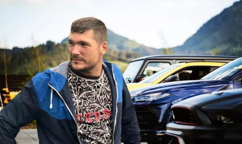 暗号通貨ビジネスマンのカリン・ドンカは、ボグダン・ペシルとの共通要素であるCCR/クリプトコイン前での親カリン・ジョルジュスク集会の主催者の中で、逃亡容疑で3カ月間逮捕され、ジョルジュスクの選挙運動の資金提供者とみなされる