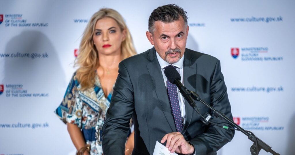 マルチナ・シムコヴィチョバは女性であり、性的に弱いという理由で討論に参加しない。
