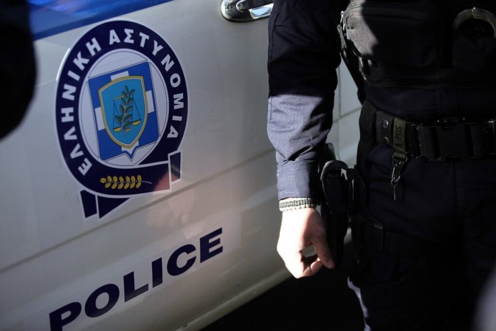 ベリア: 警察官が方向転換して徒歩で立ち去った - ビデオで身元が特定された