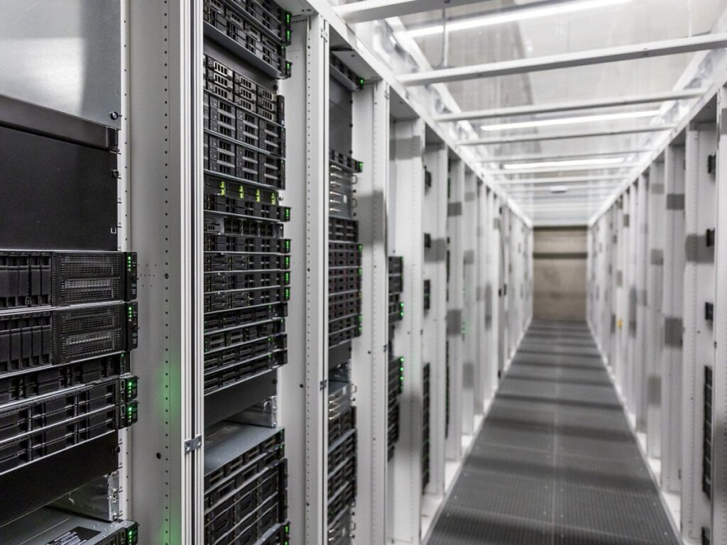 スイスのデータセンターは家を加熱するために使用されます|ジュネーブに本拠を置くInfomaniakは、施設のコンピューターサーバーによって生成された熱を使用して6,000の家を加熱することを目的とした新しいタイプのデータセンターを開設しました。