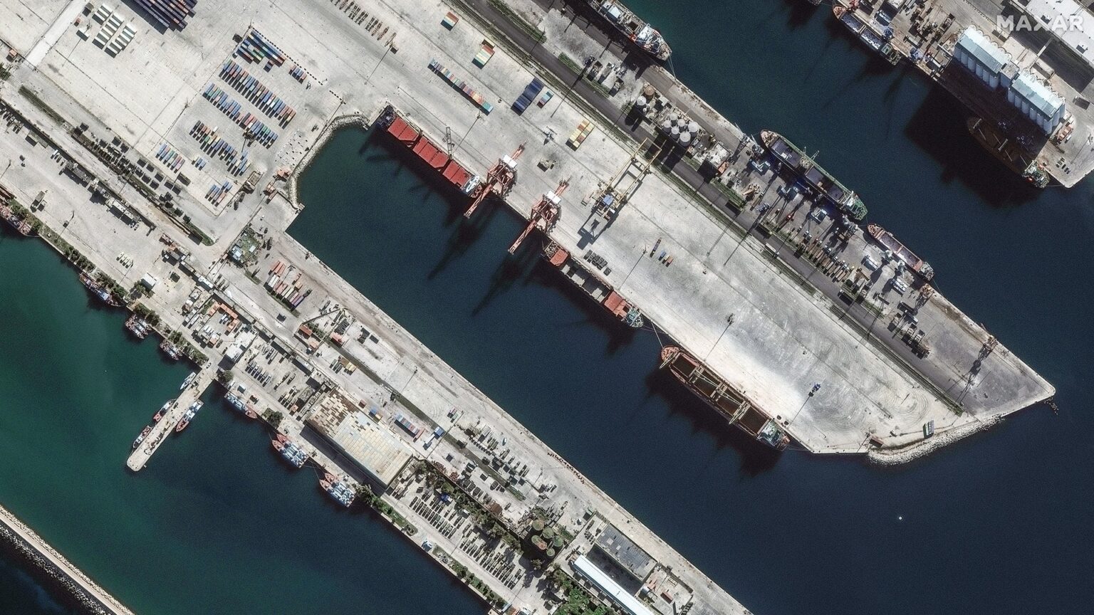 現在進行中の貴重なシリア海軍基地からのロシアの撤退。衛星画像は、ロシアの貨物船が最終的に許可された後、シリアのタルトゥス港から車両と材料が出発することを示しています。