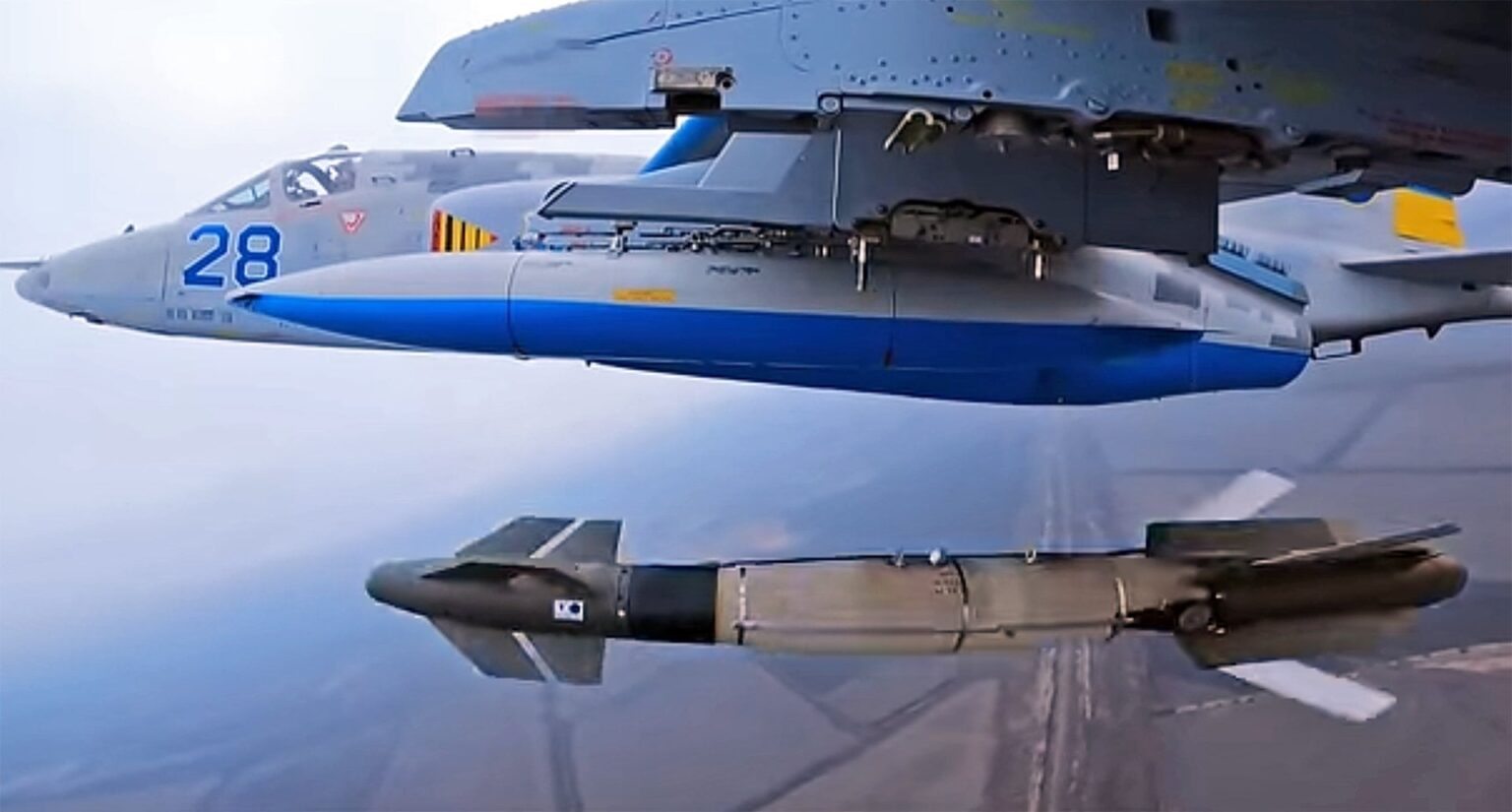 ウクライナのSu-25がハンマーロケットブースト爆弾を初めて発射したのが確認された。ビデオ編集では、ウクライナの Su-25 フロッグフット地上攻撃機が使用するフランス製ハンマー弾のユニークな様子を紹介しています。