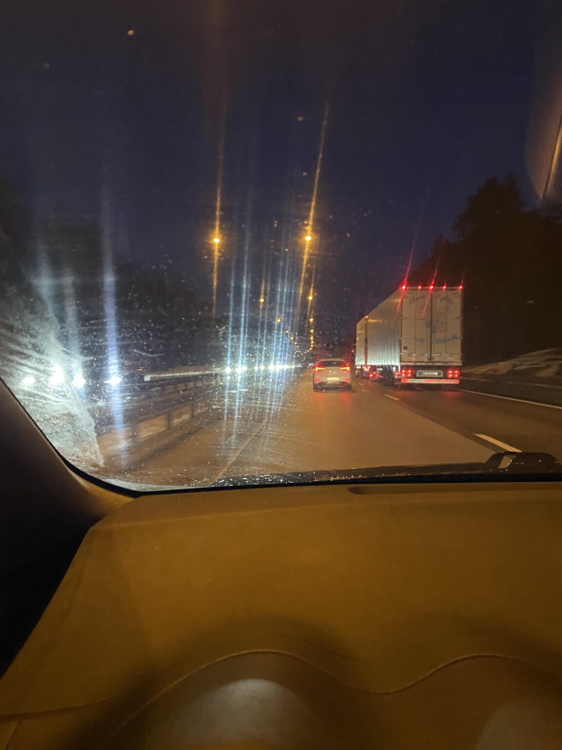 現代の車のバカなヘッドライト！