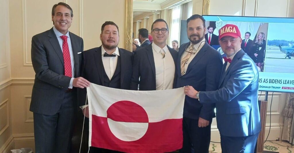 国家与党シウムートのグリーンランド・イナツィサルトゥット議員、クノ・フェンカー氏（アキ＝マチルダ・ヘーグ・ダムと婚約）は、グリーンランド法案の立役者であるアンディ・オグルス氏を含む、ヌークと現在のワシントンの両方でトランプ氏の代理人と党の許可なく面会した。 。