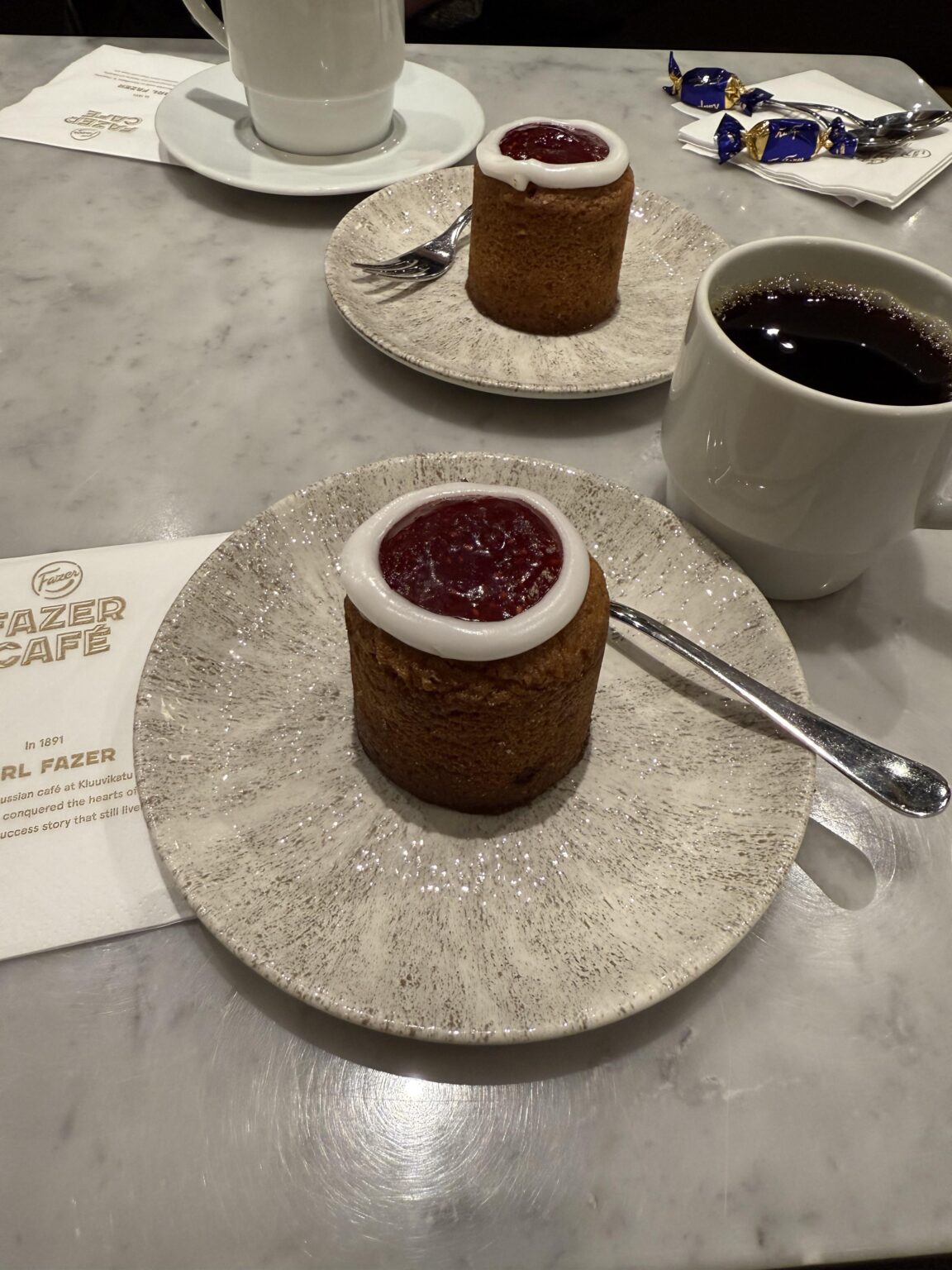 フィンランドを訪れるのが一年で一番好きな時期の 1 つです。私に言わせると、これらはsemlor/fastlagsbulleよりもはるかに優れているため、スウェーデンでこれらを簡単に入手できないのは本当に残念です。 😋