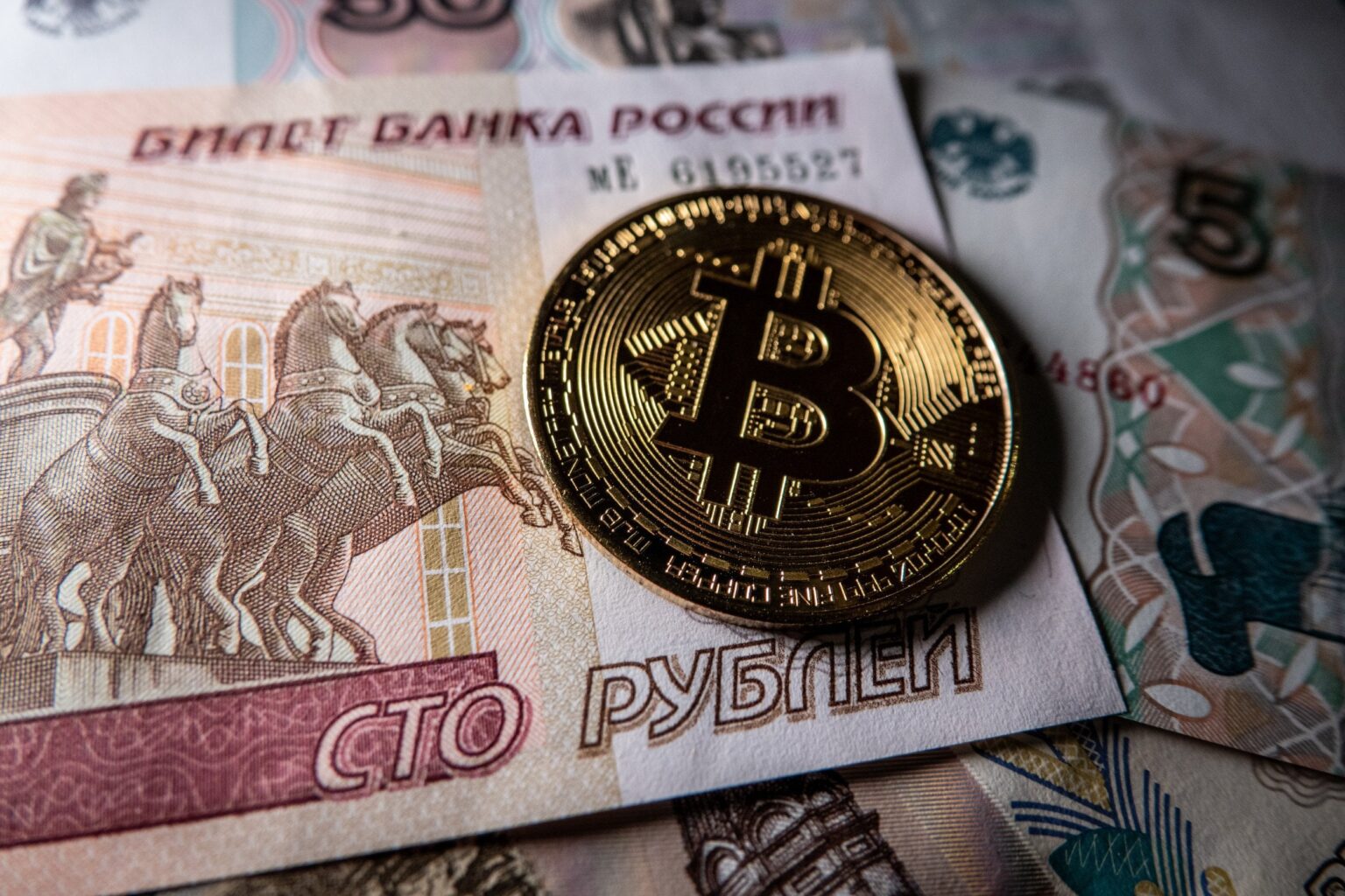 中国は静かにロシアのテクノロジー市場を引き継いでいます。制裁によって窒息されているときに、ロシアの隣人への依存のレベルについて懸念が提起されており、IT企業はスタッフを解雇しています。