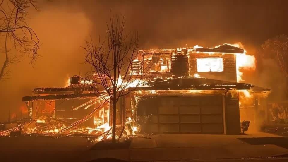 米LA大火災、焼失した住宅の多くが「無保険」か 近年の山火事頻発で多数の保険会社がすでに撤退（ロイター） - Yahoo!ニュース